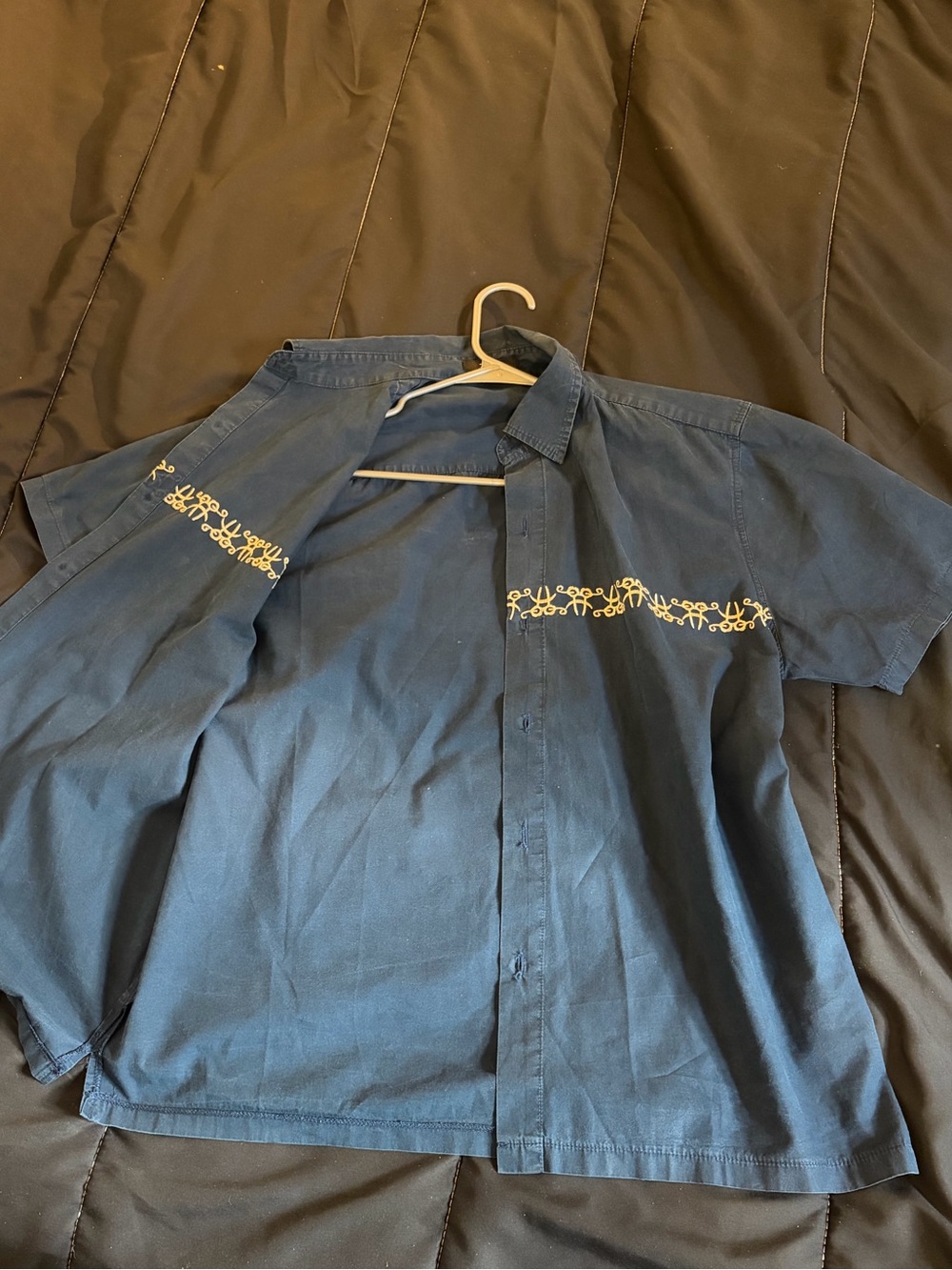 Classic Men's Short-Sleeve Navy Button-Up Shirt with Embroidered dancing man